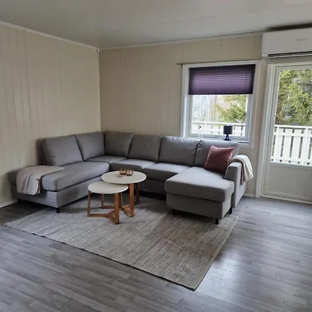 Vakantiehuis House With Terrace And A Big Garden In Centrum Of Lyngseidet *
