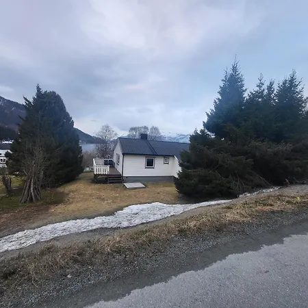 House In The Centrum Of Lyngseidet