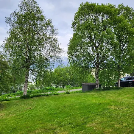 Vakantiehuis House With Terrace And A Big Garden In Centrum Of Lyngseidet *
