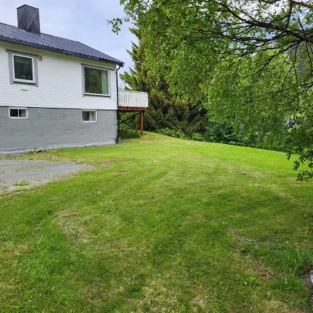 Vakantiehuis House With Terrace And A Big Garden In Centrum Of Lyngseidet
