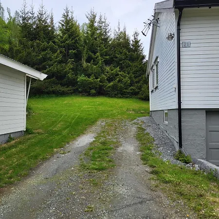 Casa vacanze House With Terrace And A Big Garden In Centrum Of Lyngseidet