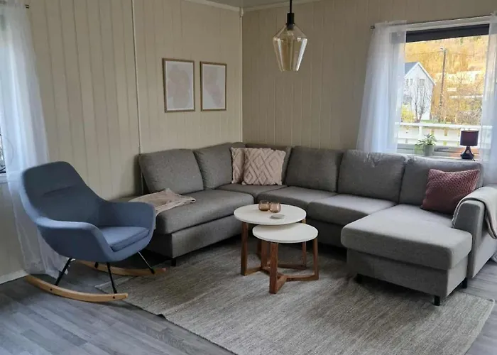 別荘 House With Terrace And A Big Garden In Centrum Of Lyngseidet